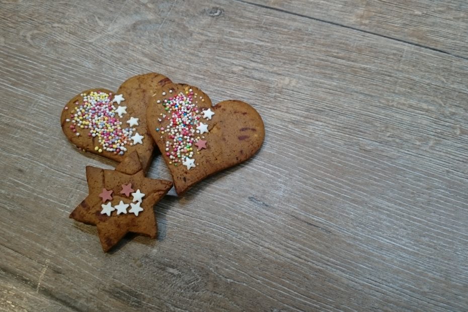 drei Kekse liegen auf einem Tisch