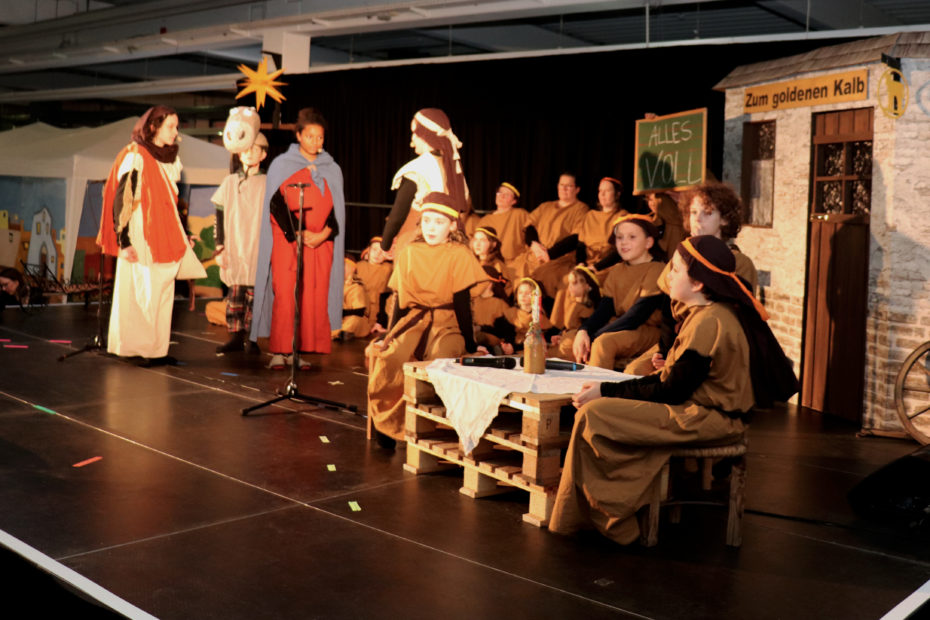 Maria und Josef suchen ein Zimmer in einem Gasthaus.