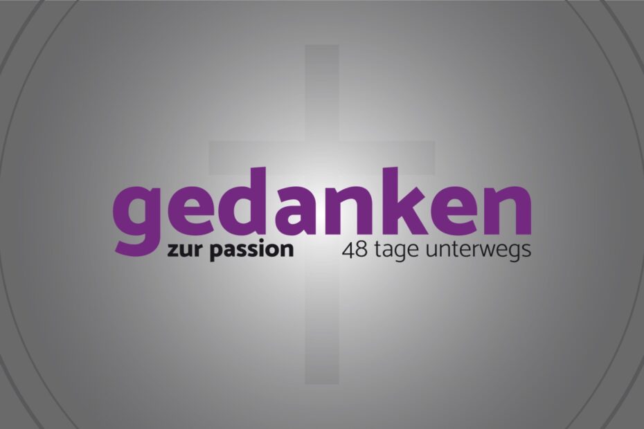 eine graue Fläche mit einem blassen Kreuz und dem Schriftzug "Gedanken zur Passion"