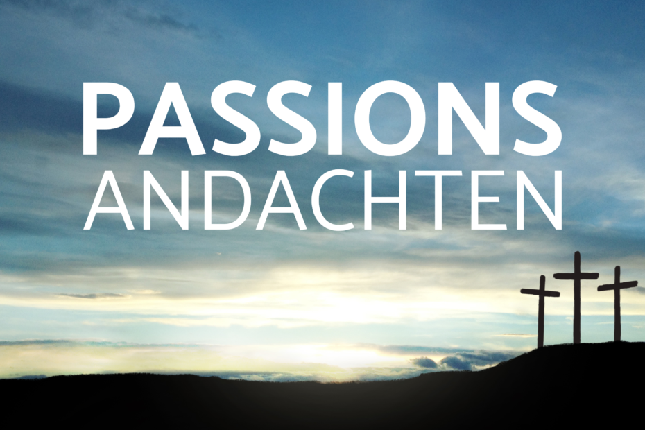 Drei Kreuze stehen auf einem Hügel. Darüber ein bläulich-weißer Himmel.