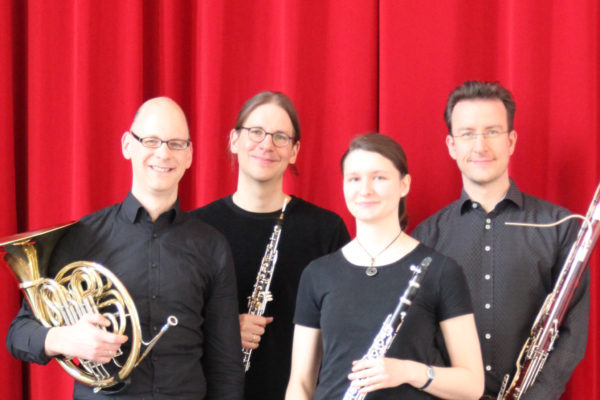 4 Personen mit Instrumenten