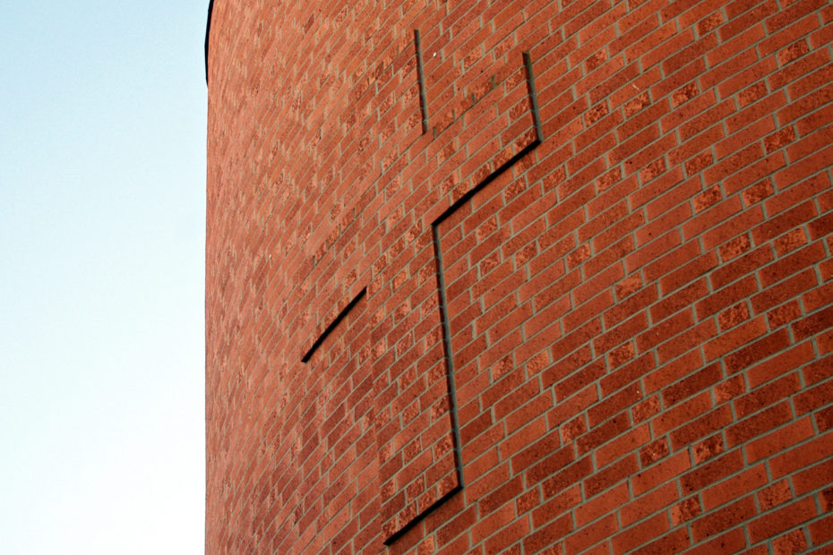 Kreuz an der Fassade der Elia-Kirche