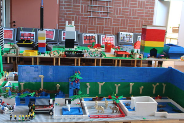 Überblick über mehrere gebaute Legowelten.