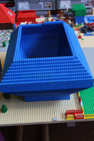 Ein blaues Gebäude aus Legosteinen