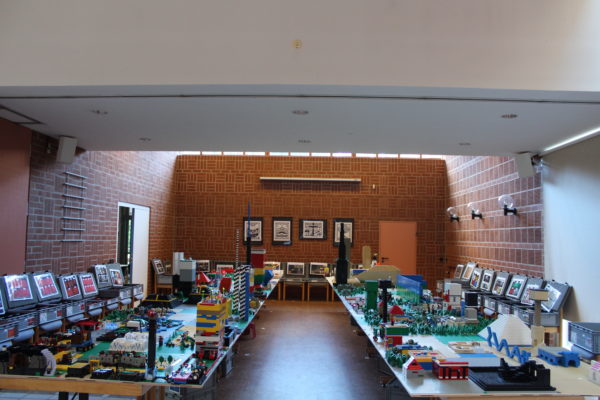 Blick in den Gemeindessal, in welchem zwei Reihen Tische voller gebauter Legowelten stehen.