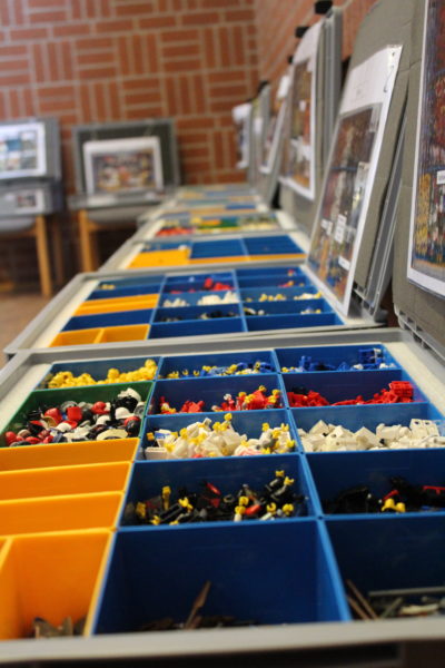 Viele Kisten voller sortierter Legosteine