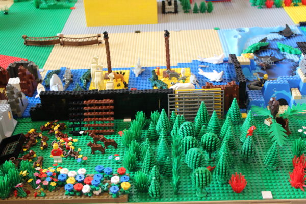 Eine Legolandschaft mit Wald, Wiese und einem Meer.
