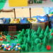 Eine Legolandschaft mit Wald, Wiese und einem Meer.