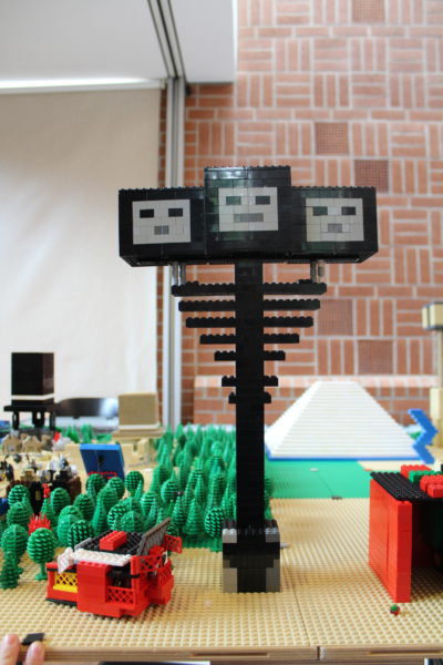 Ein Turm aus Legosteinen