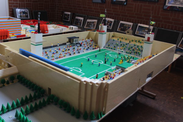 Ein Fußballstadion aus Legosteinen