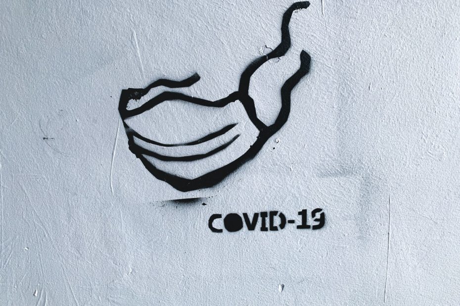 Ein Graffiti ziegt eine Maske und den Schriftzug "Covid-19"