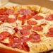 Salami-Pizza in einem Karton