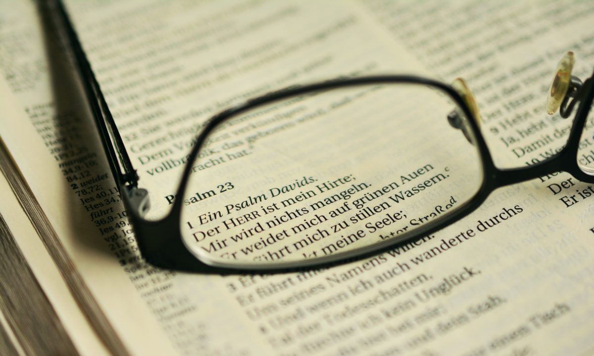 Eine Brille liegt auf einer Bibel