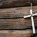 Kreuz an Holzwand