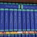 Liederbücher der Reihe "Feiern & Loben" stehen in einem Regal.