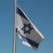 Die Flagge des Staates Israel weht im Wind.