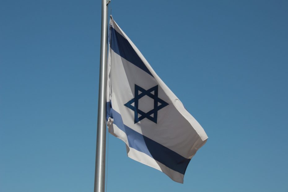 Die Flagge des Staates Israel weht im Wind.