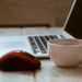 Computer mit Kaffeetasse