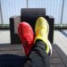 ein gelber und ein roter Turnschuh
