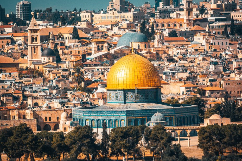 Blick über Jerusalem. In der Mitte der blaue Felsendom mit der goldenen Kuppel.
