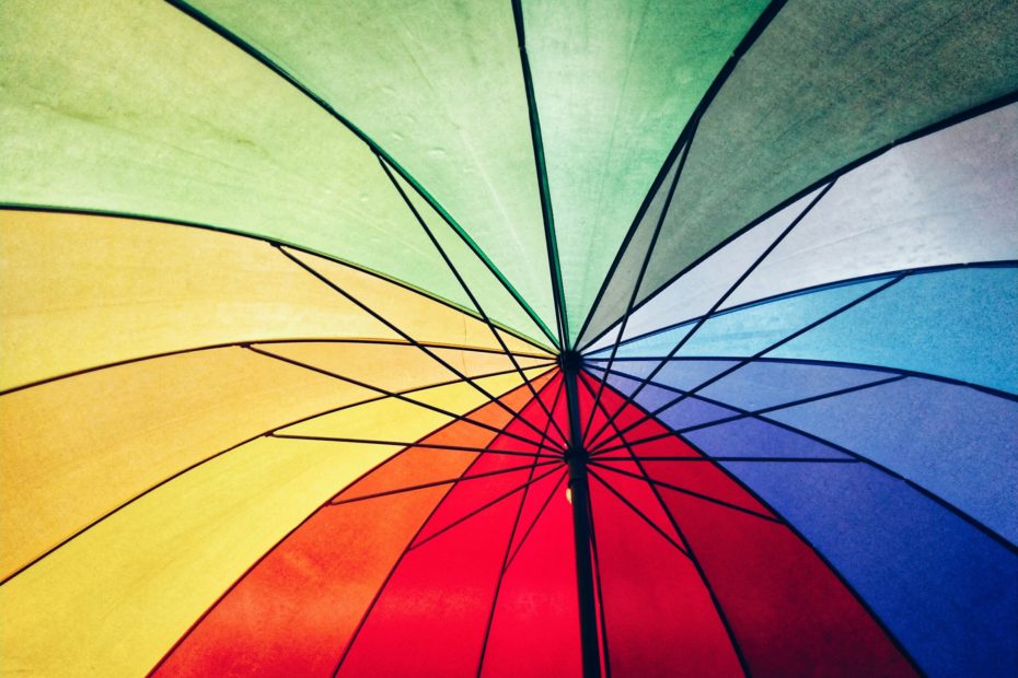 ein aufgespannter bunter Regenschirm
