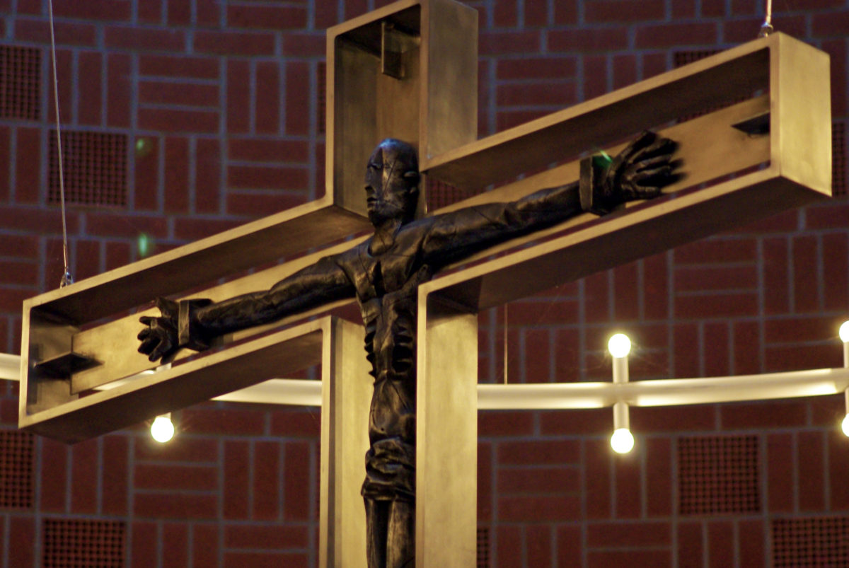 Kreuz über dem Altar